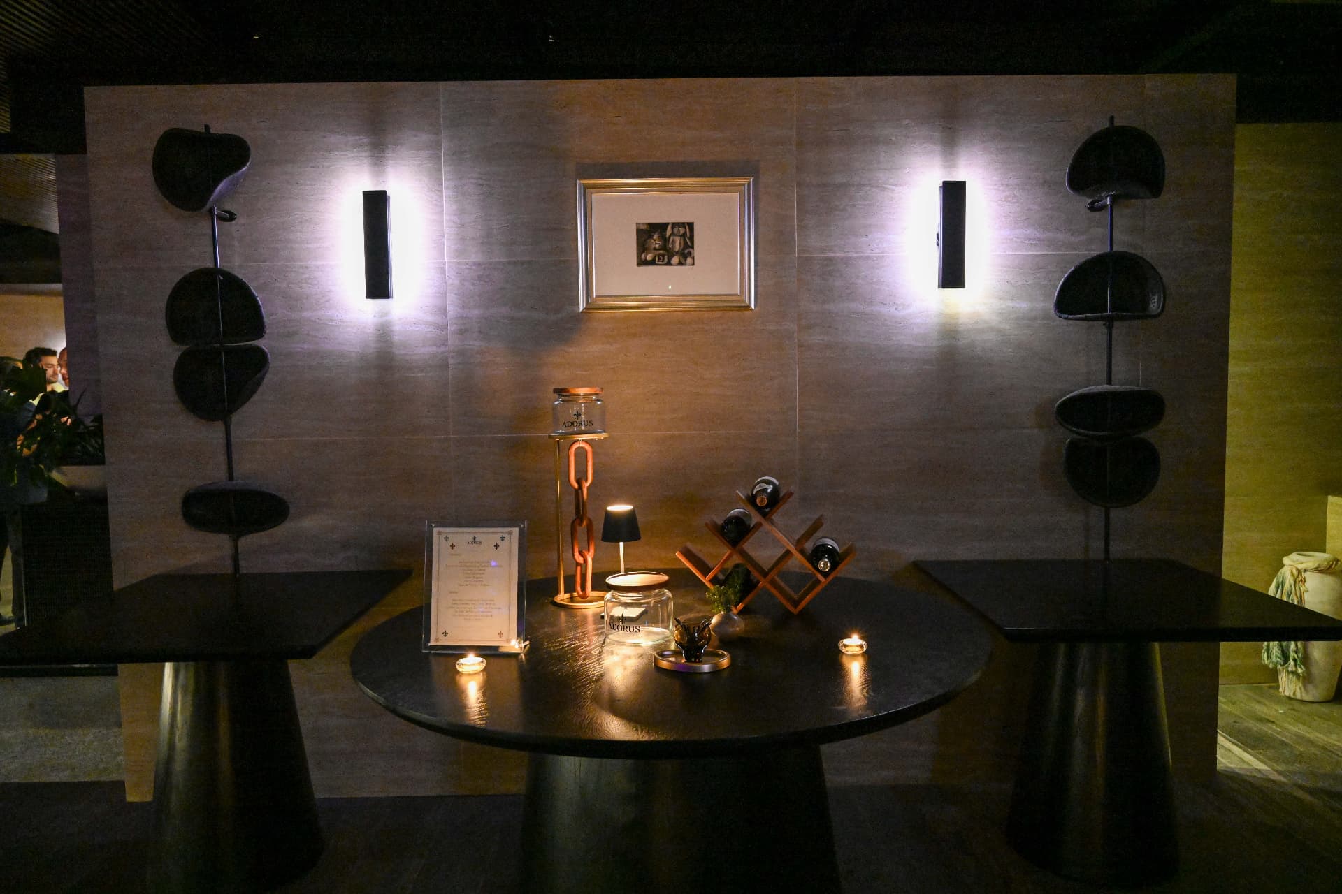 Rincón íntimo con velas, vinos y luz cálida